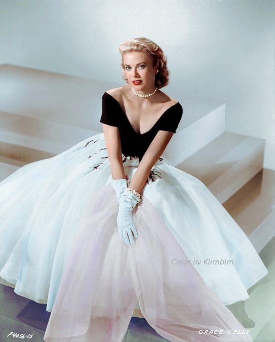В одном из лучших и самых удачных фильмов Альфреда Хичкока «Окно во двор», который был снят в 1954 году, знаменитая актриса появилась в восхитительном черно-белом платье.