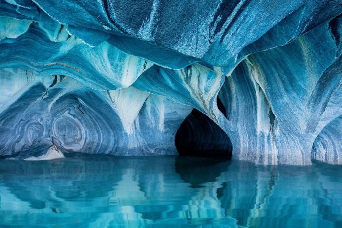 Поощрительный приз в категории «Природа» присужден фотографу Клейну Гесселю (Clane Gessel) за снимок «Мраморные пещеры».