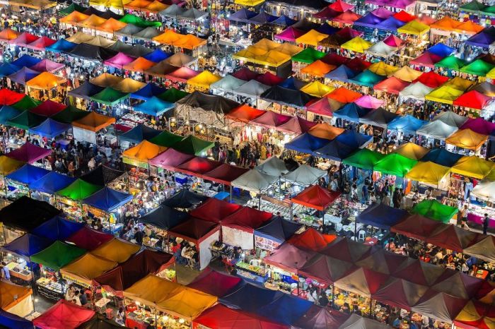 Приз зрительских симпатий в номинации «Города» получил фотограф Кайян Мадрасмал (Kajan Madrasmail) за свой снимок «Разноцветный рынок».