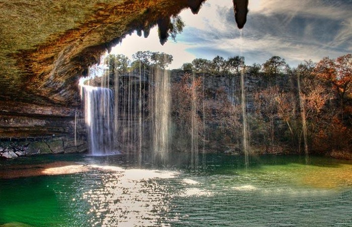 Бассейн Гамильтон – одна из уникальных природных достопримечательностей.