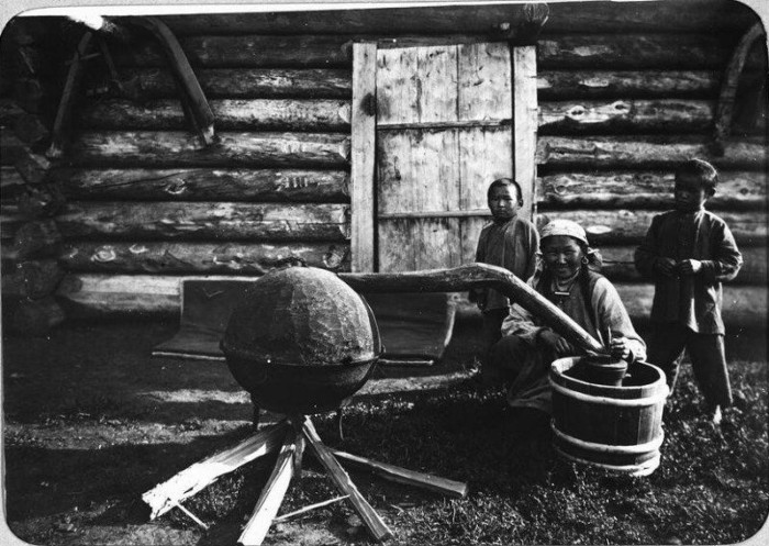 Приготовление молочной водки сибирскими местными жителями. Якутия, конец 19 века.