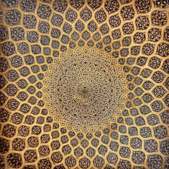 Одной из уникальных особенностей мечети является фигура павлина, расположенная в центре купола.