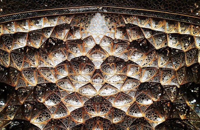 Оригинальный потолок в иранском дворце.