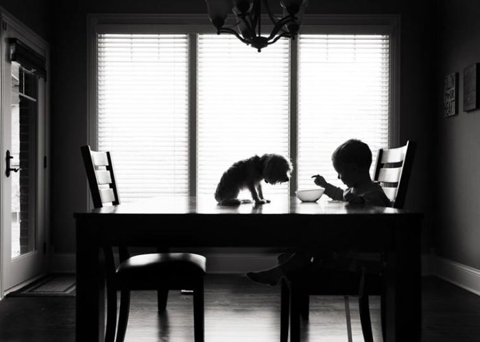 Малыш делится с другом свои сладким завтраком. Фотограф: Карен Осдейк, США.