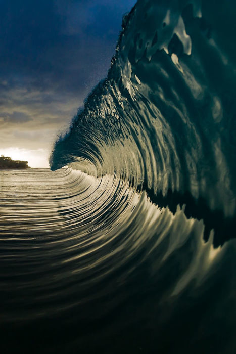 Волны, которые обрушиваются на побережье, могут зарождаться в океане за тысячи километров от берега.