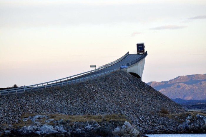 Необычно построенный Сторсезандетский мост, который является одной из достопримечательностей Норвегии, местные жители прозвали «пьяным» из-за невероятных изгибов, напоминающих американские горки.