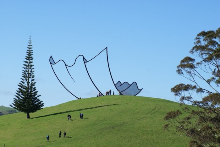 Масштабный монумент из стали новозеландского скульптора Нила Доусона расположен на вершине холма и издалека выглядит нарисованным, превосходно смотрится на фоне голубого неба.