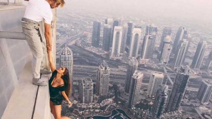 Экстремальная российская модель Вика Одинцова без страховки позировала для снимка на вершине Кайан Тауэр (Cayan Tower) – самом высоком перекрученном небоскребе в мире.