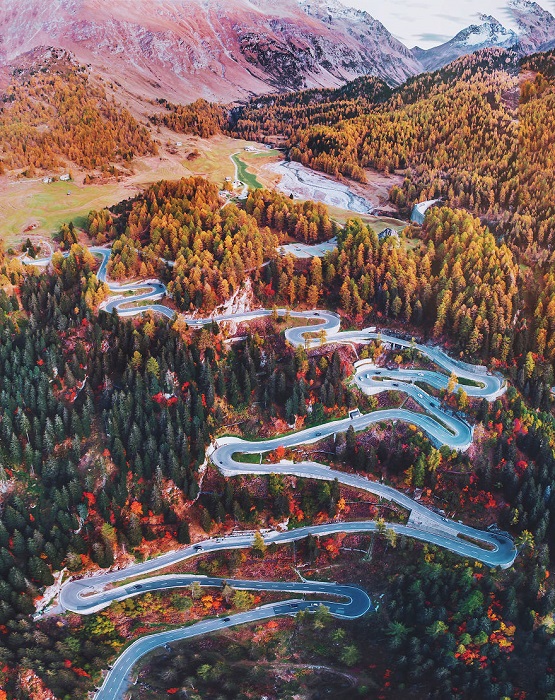 Так выглядит одна из самых красивых высокогорных дорог страны осенью на закате дня.