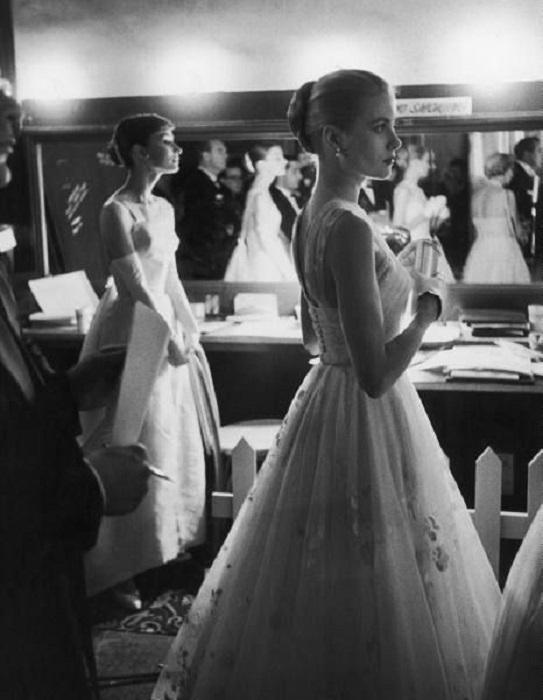 Одри Хэпберн и Грэйс Келли за кулисами 28 ежегодной церемонии вручения наград премии «Оскар» 21 марта 1956 года.