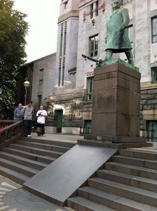 Одна деталь превратила памятник норвежского писателя в сурового скейтбордиста.