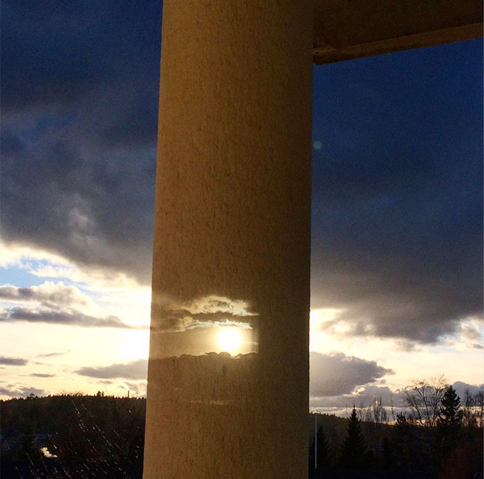 Изображение, отраженное от двойного оконного стекла, позволяет увидеть скрытое колонной солнце.