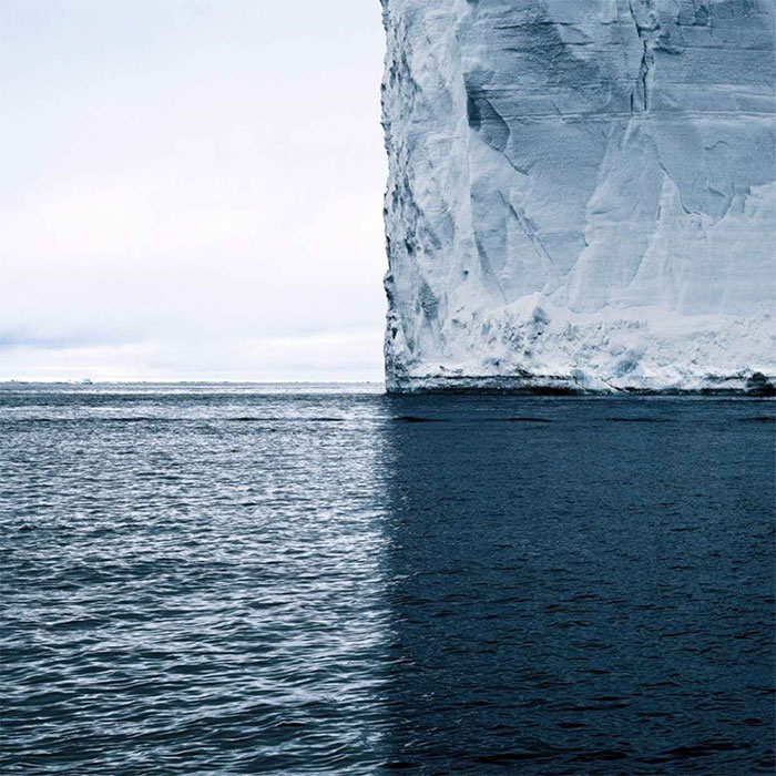 Всего лишь тень от айсберга на темно-синих волнах океана.