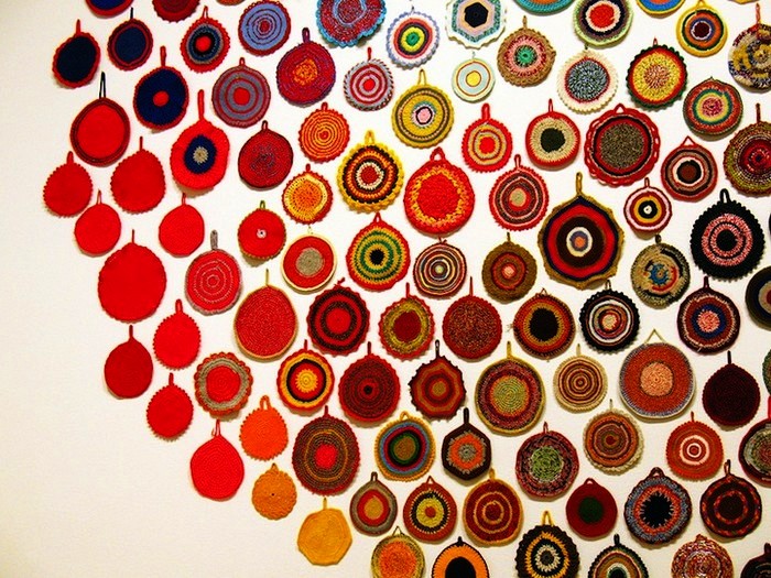 Украшения не из кухни: инсталляция Crocheted Potholders