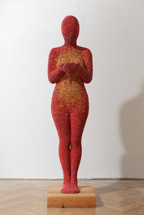 Lady Bug, скульптура Габора Фулопа (Gabor Fulop) из тысяч божьих коровок