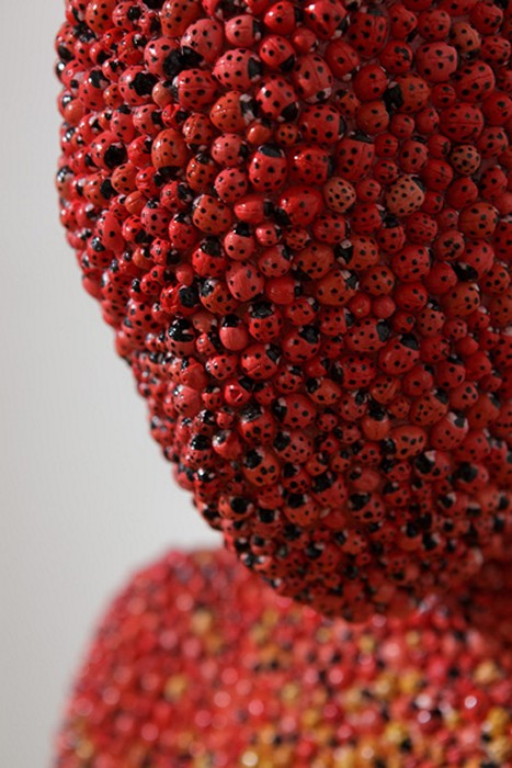 Lady Bug, скульптура Габора Фулопа (Gabor Fulop) из тысяч божьих коровок