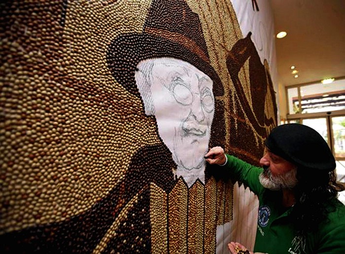Мозаика Саимира Страти (Saimir Strati) из миллиона кофейных зерен