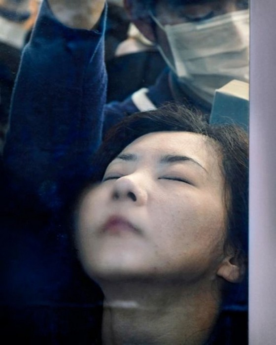Фотопроект Tokyo Compression, или Давка в токийском метро