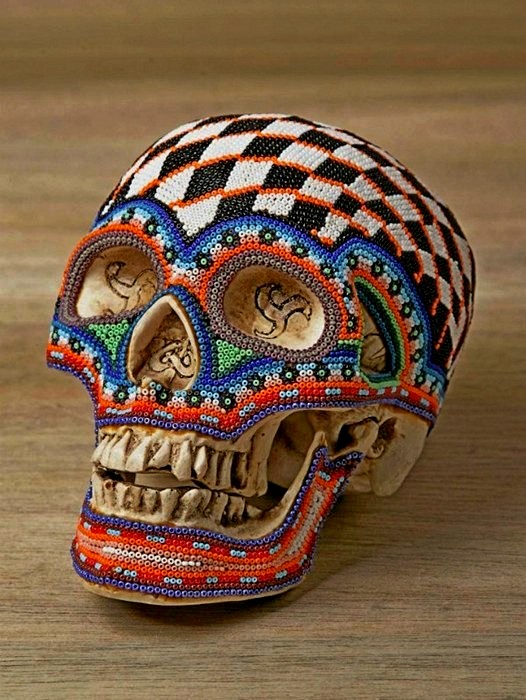 Гламурные черепа, украшенные бисером по узорам мексиканских индейцев