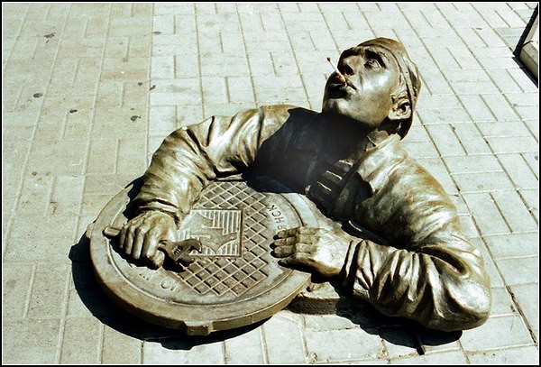 Памятник сантехнику Михе в Бердянске