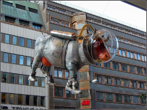 Корова в скафандре на площади Стокгольма (Швеция)