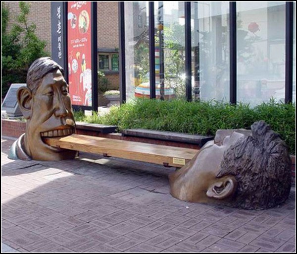 Необычная скульптурная скамейка в Сеуле