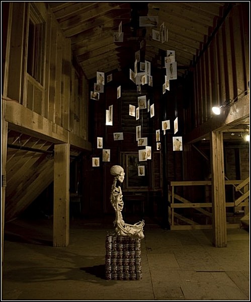 Вязаный скелет в арт-проекте Бена Куэвас