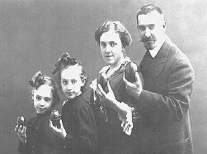 Леонид Карлович Бекман с женой и дочерьми.