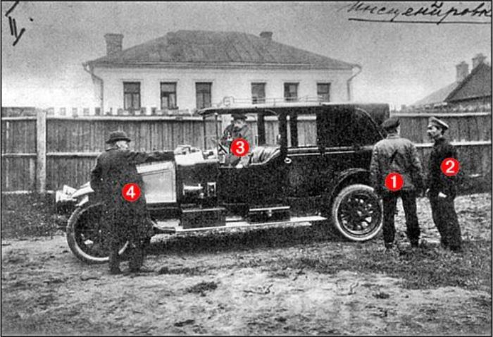 Следственный эксперимент покушения на В. И. Ленина в 1918 году (1 – место, где стоял Ленин, 4 – место, с которого стреляла Каплан) | Фото: nnm.me
