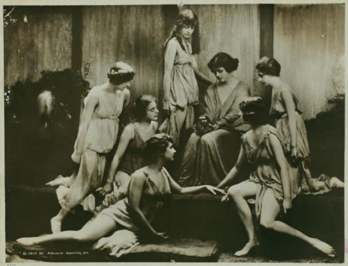 Айседора Дункан со своими ученицами, 1917 г. | Фото: idvm.eu5.org