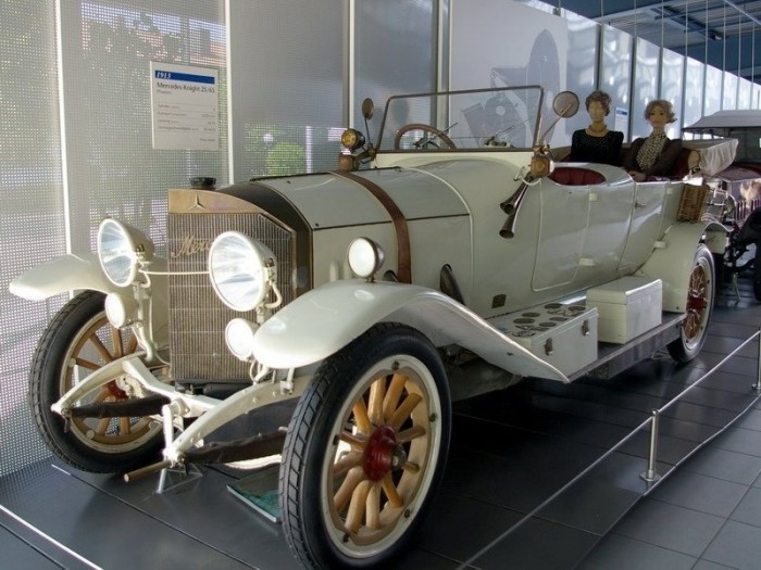 Одна из первых моделей *Мерседеса* выпуска 1913 года | Фото: online-traveller.ru