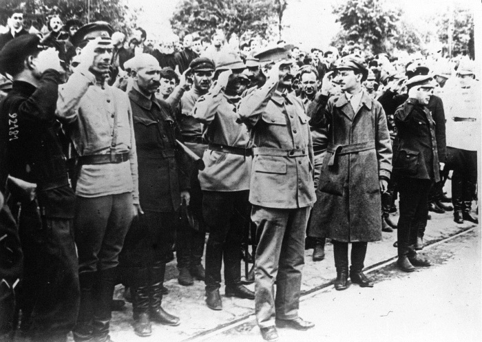 Троцкий и другие представители Советской власти во время парада на Красной площади в Москве. Троцкий и другие представители Советской власти во время парада на Красной площади в Москве.