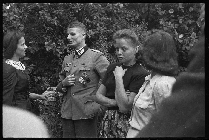 Украинскому фотографу Артуру Бондарю посчастливилось приобрести семейный архив жителей Австрии времен Второй мировой войны.