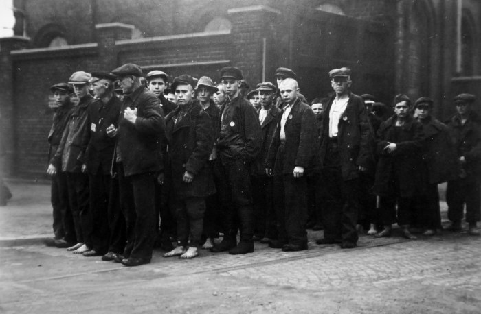 Колонна советских подневольных рабочих стоит после рабочей смены в районе города Люнена. 7 августа 1942 года.