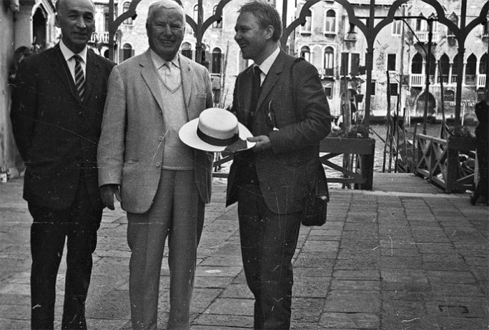 Американский актер, сценарист и режиссер Чарли Чаплин и советский артист цирка Олег Попов в Венеции в 1967 году. 