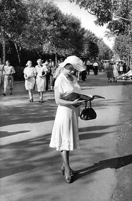 Девушка в Центральном парке культуры и отдыха имени Горького. СССР, Москва, 1954 год.