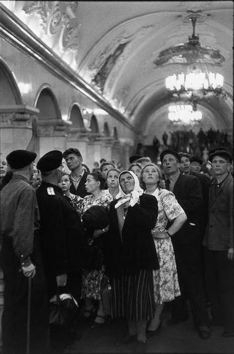 Колхозники на экскурсии в метро. СССР, Москва, 1954 год.