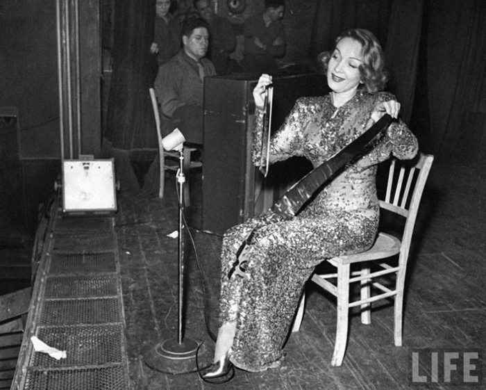 Актриса Марлен Дитрих играет на музыкальной пиле. Этот инструмент практически умер после Второй мировой войны, а актриса была одной из немногих, кто умел на ней играть.