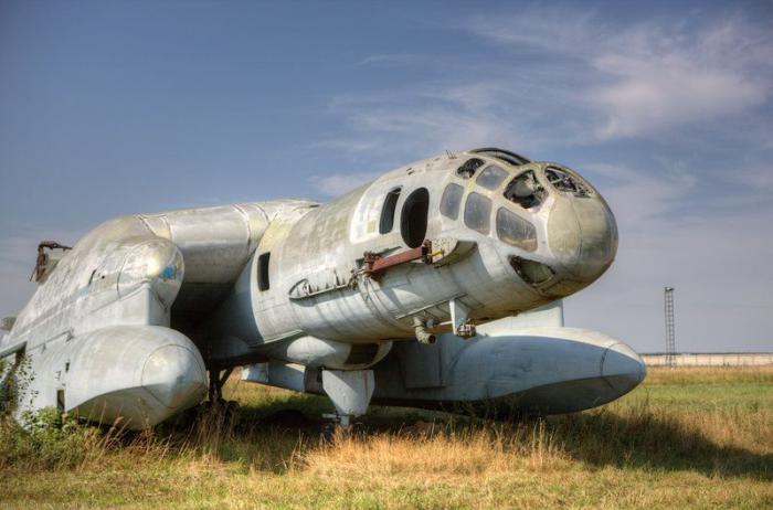 Советский самолет ВВА-14 ржавеющий на заброшенной взлетно-посадочной полосе.