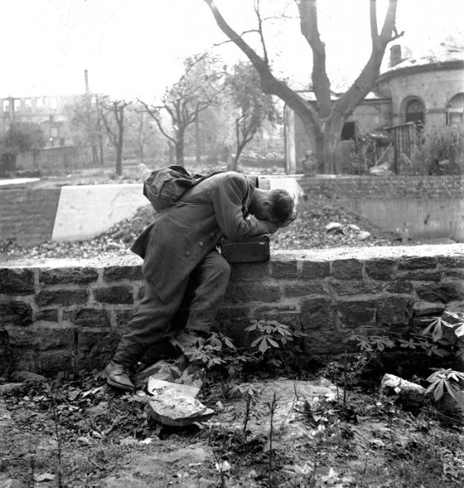 Бывший немецкий военнопленный, вернувшийся из США, на месте своего разрушенного дома во Франкфурте-на-Майне в 1947 году.