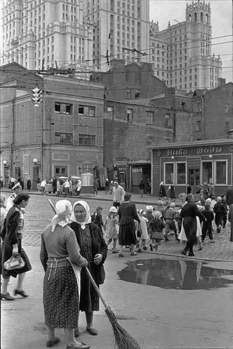Уборка улиц в центре города. СССР, Москва, 1954 год.