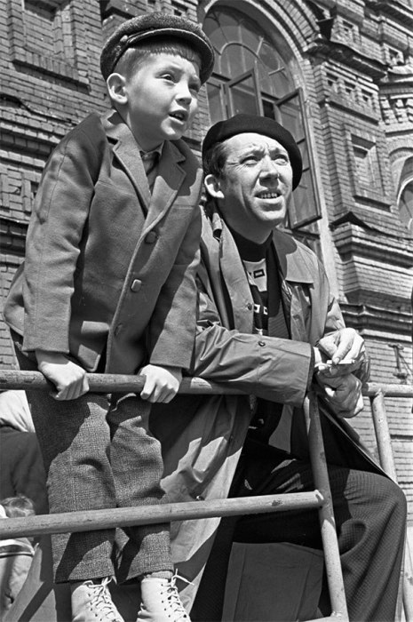 Юрий Никулин с сыном Максимом на Красной площади в 1963 году. 