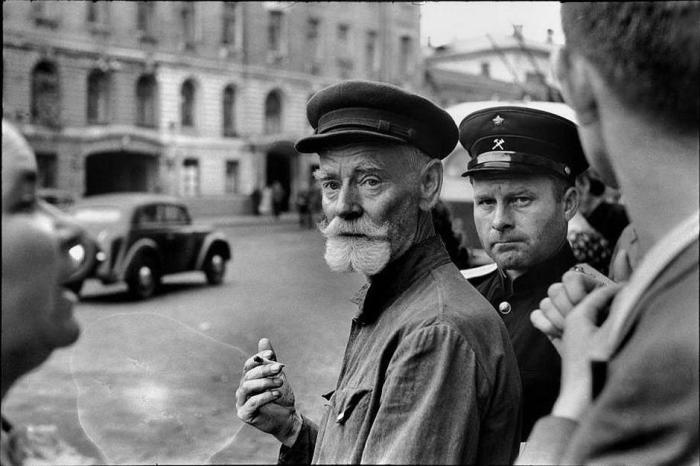 На пешеходном переходе. СССР, Москва, 1954 год.