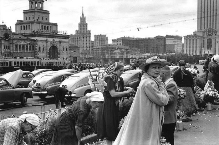 Продавцы цветов в центре города. СССР, Москва, 1954 год.