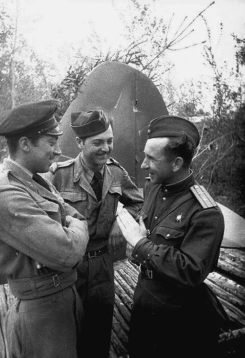 Майор ВВС РККА А.Ф. Матисов беседует с французскими летчиками авиационного полка в 1943 году.