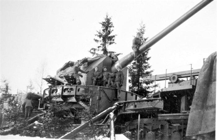 Финская трофейная советская 180-мм артиллерийская установка ТМ-1-180 на боевой позиции.