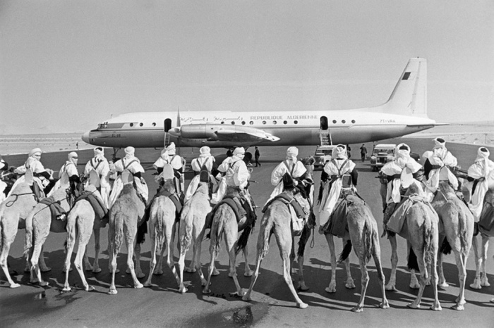 Встреча самолета в Сахаре в 1960-е годы. 