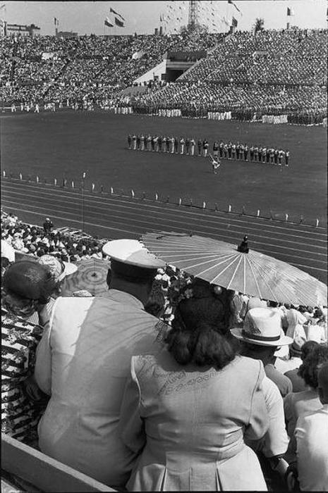 Толпы зрителей на стадионе «Динамо». СССР, Москва, 1954 год.
