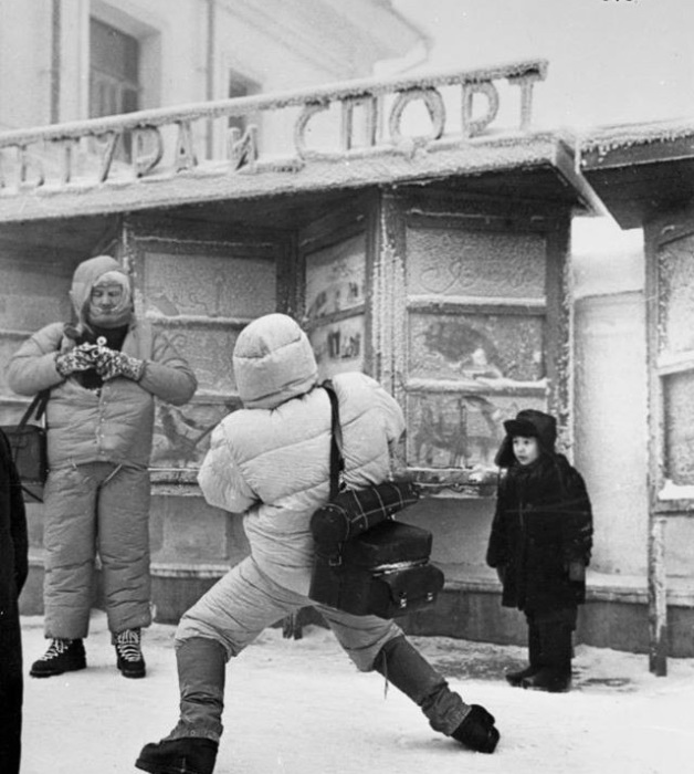 Итальянские журналисты на одной из улиц в мороз. СССР, Якутск, 1991 год.