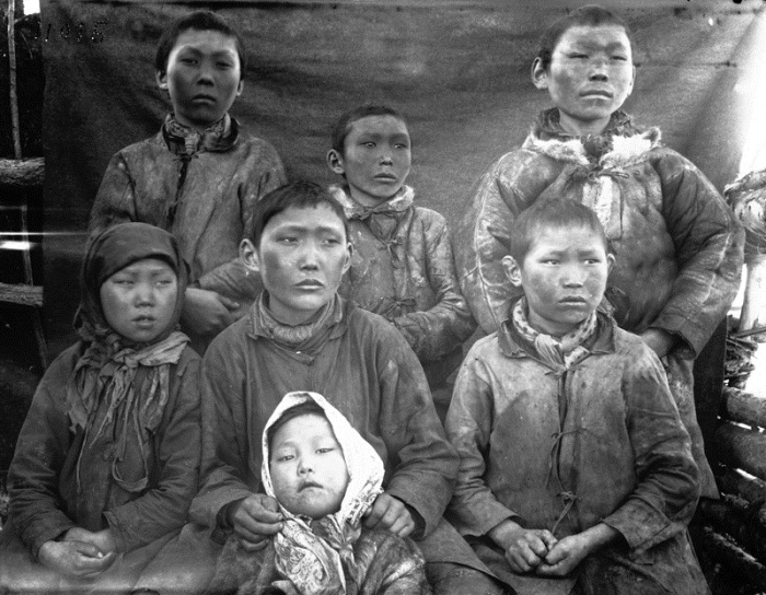 Дети якуты из одной семьи.  Россия, Якутия, 1902 год.